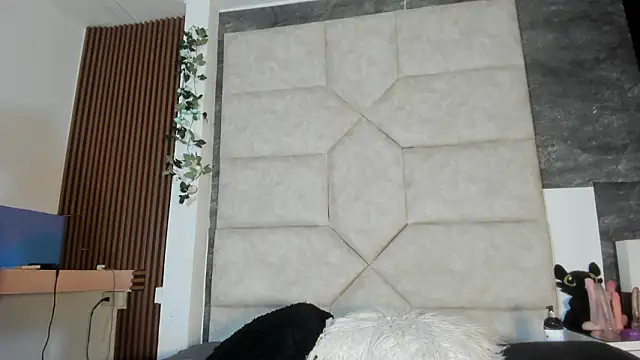 Liia Leens online show from February 8, 2026, 5:05 pm