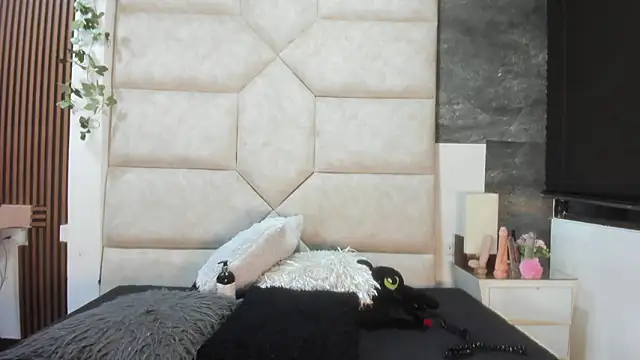 Liia Leens online show from February 28, 2026, 4:46 am