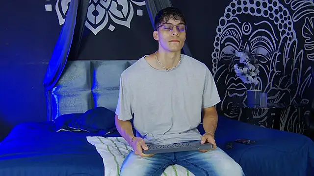 AlessioVitale online show from December 17, 2025, 12:11 pm