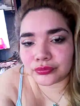 Modelocurvi online show from October 31, 2025, 2:18 pm