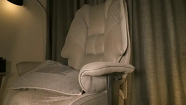 lianewhite online show from March 27, 2026, 4:07 am