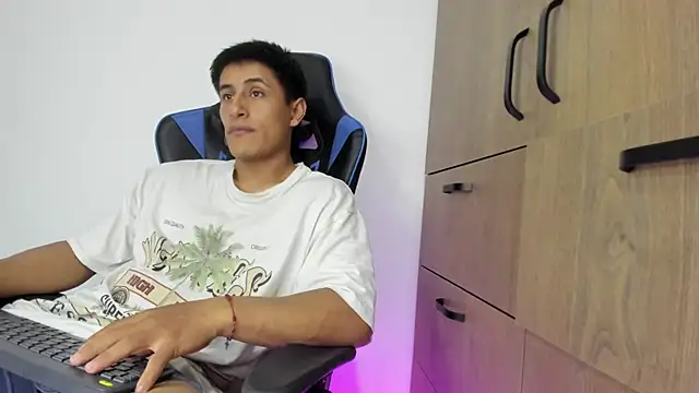 Snapshot of dorman_boy chatting on November 12, 2025, 3:40 am dorman boy online show from November 12, 2025, 3:40 am