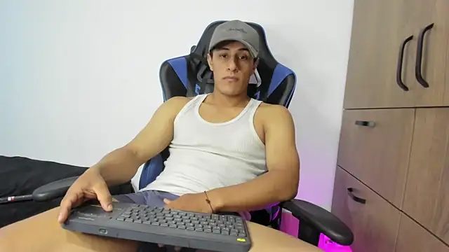 Snapshot of dorman_boy chatting on November 22, 2025, 3:33 pm dorman boy online show from November 22, 2025, 3:33 pm