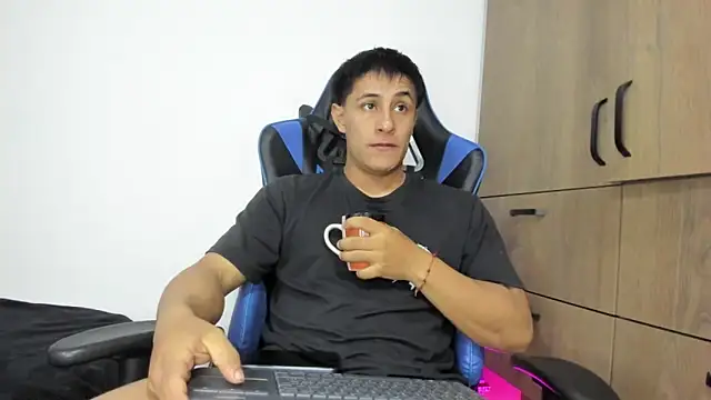 Snapshot of dorman_boy chatting on November 28, 2025, 3:53 am dorman boy online show from November 28, 2025, 3:53 am