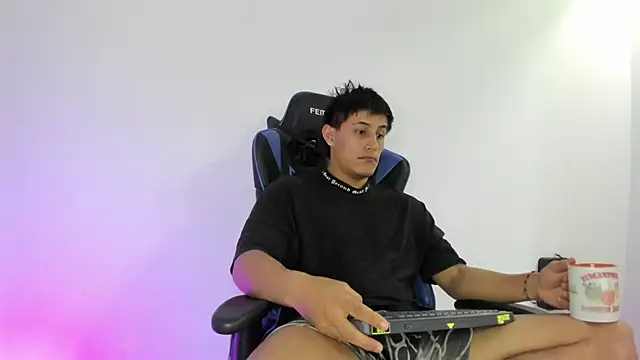 Snapshot of dorman_boy chatting on December 17, 2025, 4:40 am dorman boy online show from December 17, 2025, 4:40 am