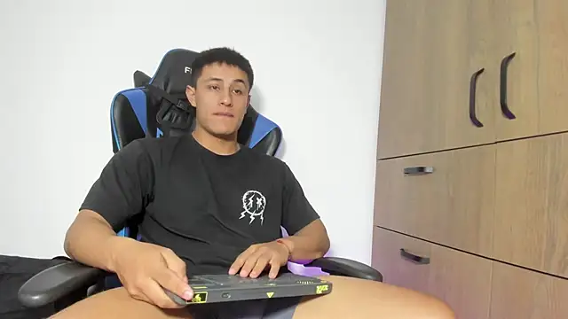 Snapshot of dorman_boy chatting on January 8, 2026, 3:53 am dorman boy online show from January 8, 2026, 3:53 am