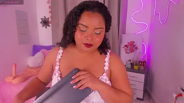 Snapshot of alanaa_gomezz chatting on January 14, 2026, 8:14 pm alanaa gomezz online show from January 14, 2026, 8:14 pm