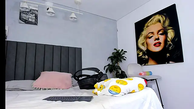Snapshot of kendra_london chatting on March 10, 2026, 11:04 am kendra london online show from March 10, 2026, 11:04 am