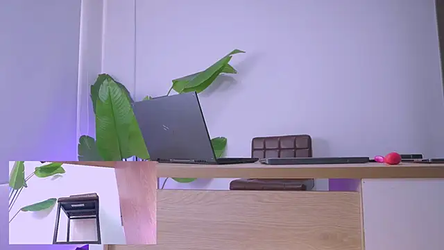 nylonisabella online show from March 1, 2026, 7:05 pm