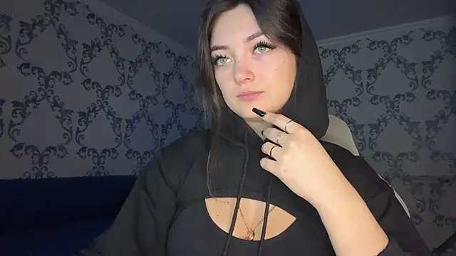 Snapshot of TwotyBright chatting on February 7, 2026, 6:06 am TwotyBright online show from February 7, 2026, 6:06 am