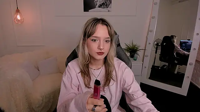 ElsiHill online show from November 2, 2025, 1:35 pm