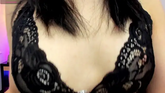 zoe-moreau online show from April 18, 2026, 7:40 pm