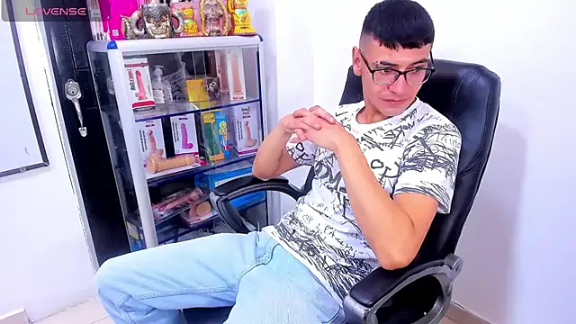 Snapshot of will_and_alex chatting on August 3, 2026, 2:33 pm will and alex online show from August 3, 2026, 2:33 pm