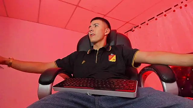 Snapshot of Aleck_Boy chatting on November 12, 2025, 8:30 pm Aleck Boy online show from November 12, 2025, 8:30 pm