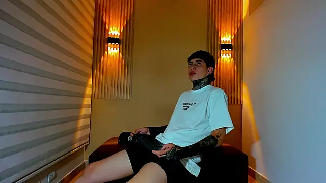 DANTE ARMSTRONG online show from November 8, 2025, 4:01 am