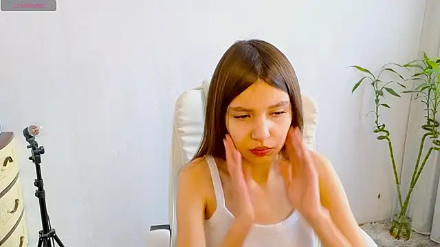 Little  Lunaa online show from February 11, 2026, 10:09 am