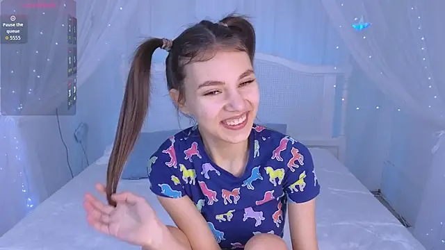 Little  Lunaa online show from April 11, 2026, 9:57 am