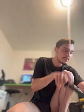 mihneaxxx online show from April 21, 2026, 1:06 pm