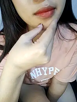 lyoon2k online show from December 5, 2025, 1:58 am