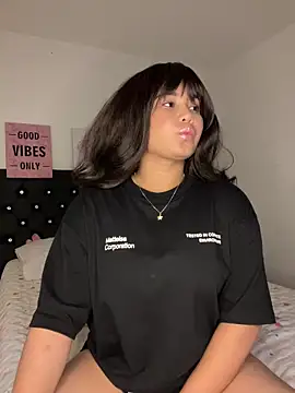 LoliitaBennett online show from March 29, 2026, 1:27 am