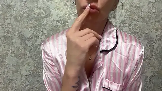 Angelinaa19 online show from April 12, 2026, 3:28 pm