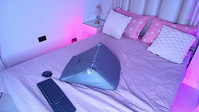 alanarose18 online show from February 2, 2026, 7:12 pm