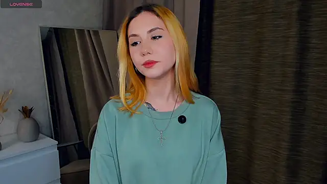 LilyMaiorano online show from November 7, 2025, 6:46 am