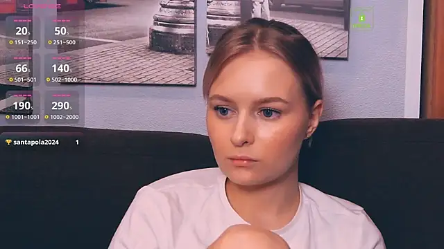 LunaAstra online show from November 9, 2025, 3:54 pm