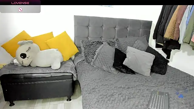 ariannawil online show from March 1, 2026, 10:56 pm