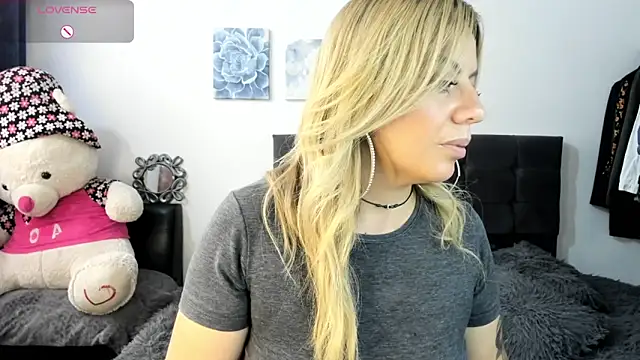 ariannawil online show from April 8, 2026, 5:35 pm