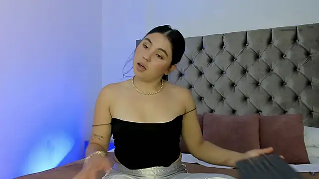 NikkiBotero online show from November 26, 2025, 5:36 pm