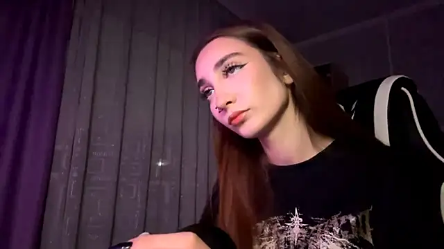 Snapshot of HollyPaw chatting on November 8, 2025, 7:45 pm HollyPaw online show from November 8, 2025, 7:45 pm