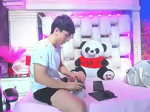 ElanGiraldo online show from March 21, 2026, 12:04 am