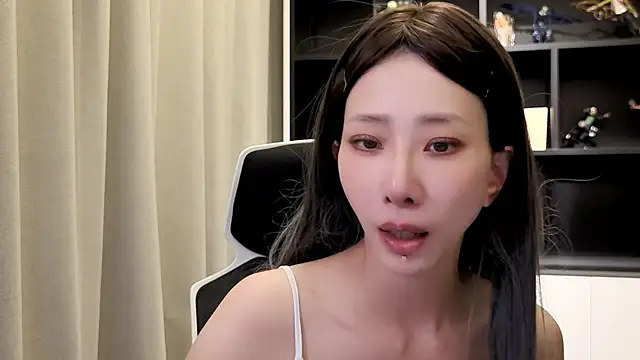 Snapshot of MoonVelour999 chatting on July 14, 2026, 9:36 am MoonVelour999 online show from July 14, 2026, 9:36 am
