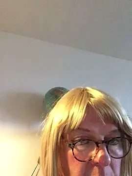 Snapshot of simone_xdressing chatting on December 15, 2024, 2:05 pm simone xdressing online show from December 15, 2024, 2:05 pm