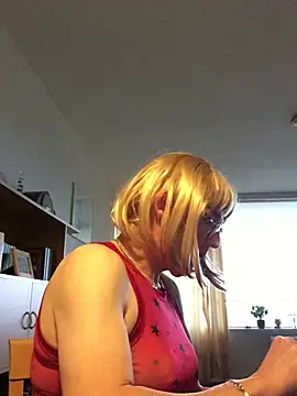 Snapshot of simone_xdressing chatting on December 18, 2024, 2:06 pm simone xdressing online show from December 18, 2024, 2:06 pm