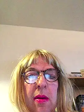 Snapshot of simone_xdressing chatting on January 5, 2025, 2:30 pm simone xdressing online show from January 5, 2025, 2:30 pm