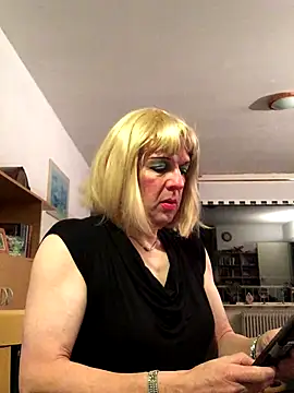 Snapshot of simone_xdressing chatting on November 17, 2025, 1:11 am simone xdressing online show from November 17, 2025, 1:11 am