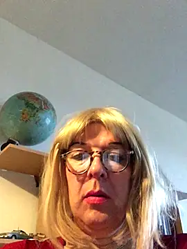 Snapshot of simone_xdressing chatting on November 23, 2025, 2:28 pm simone xdressing online show from November 23, 2025, 2:28 pm