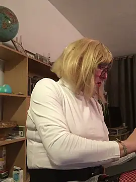 Snapshot of simone_xdressing chatting on February 8, 2026, 12:36 am simone xdressing online show from February 8, 2026, 12:36 am