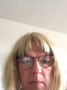 Snapshot of simone_xdressing chatting on February 15, 2026, 3:20 pm simone xdressing online show from February 15, 2026, 3:20 pm