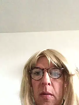 Snapshot of simone_xdressing chatting on February 22, 2026, 8:35 am simone xdressing online show from February 22, 2026, 8:35 am