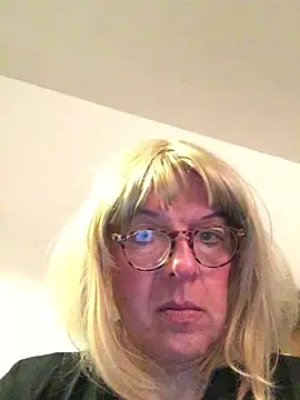 Snapshot of simone_xdressing chatting on March 1, 2026, 8:33 pm simone xdressing online show from March 1, 2026, 8:33 pm