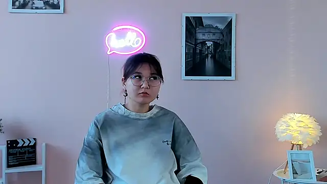 Snapshot of MoonKanan chatting on November 17, 2025, 6:19 am MoonKanan online show from November 17, 2025, 6:19 am