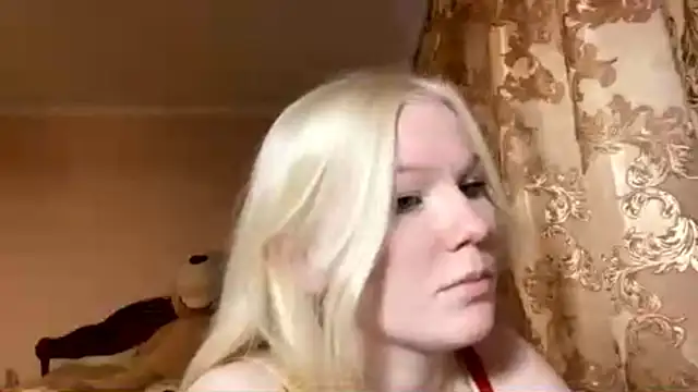 LynellMahe online show from November 17, 2025, 10:43 am