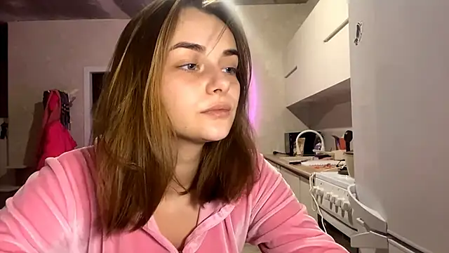 Snapshot of GeralynChiszar chatting on December 3, 2025, 1:13 am GeralynChiszar online show from December 3, 2025, 1:13 am