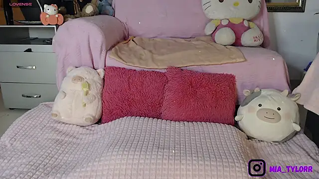 Mia Tylorr online show from November 18, 2025, 9:19 pm