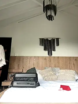 Hannaah wood online show from December 18, 2025, 5:52 pm