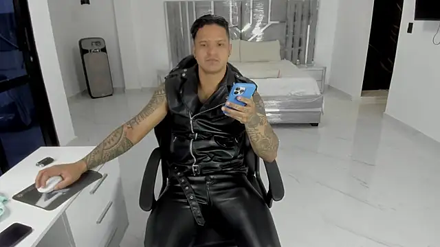 Snapshot of master_leather chatting on April 27, 2026, 5:05 am master leather online show from April 27, 2026, 5:05 am