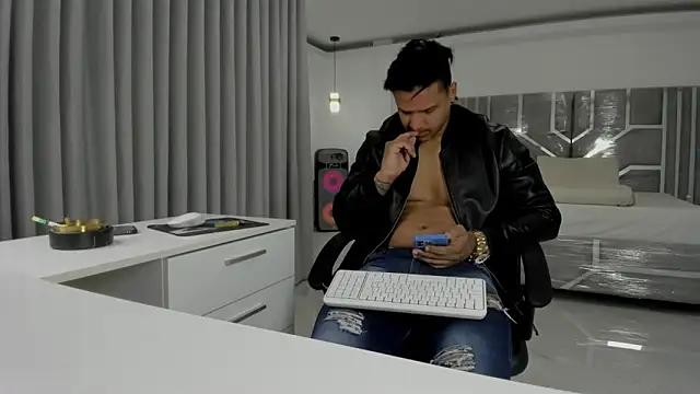 Snapshot of master_leather chatting on April 29, 2026, 3:49 pm master leather online show from April 29, 2026, 3:49 pm